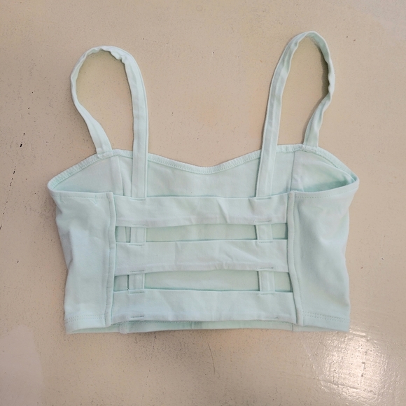 Garage CropTop - Picture 2 of 5